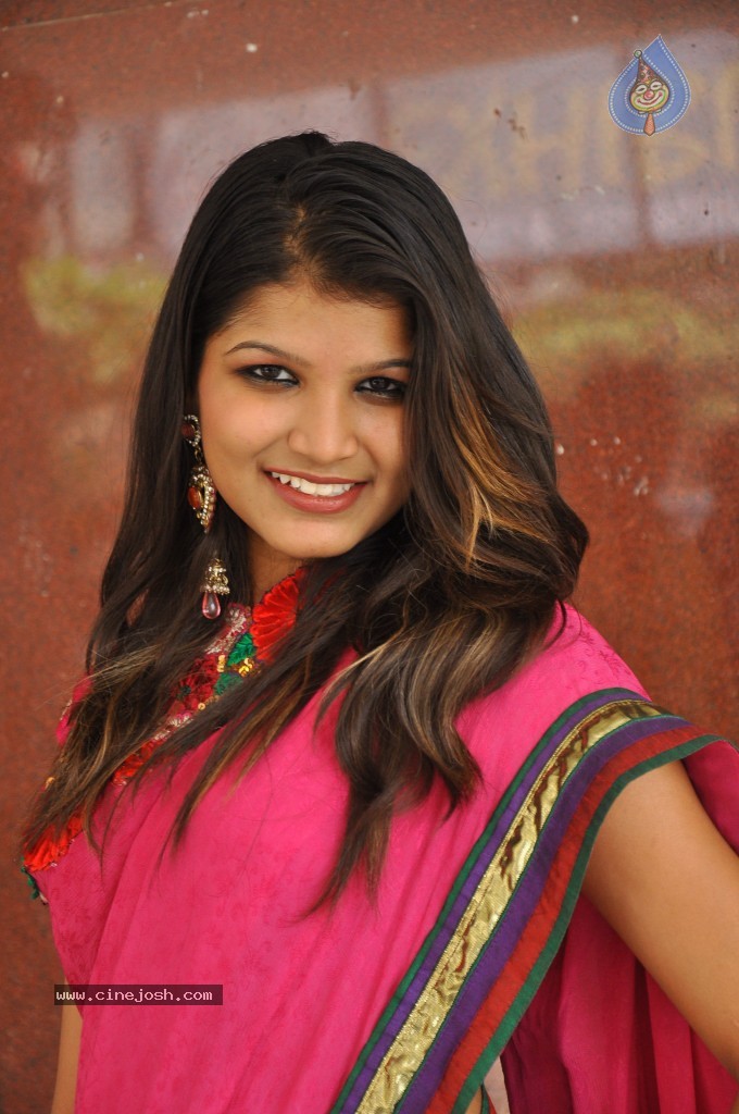 Isha Agarwal Stills - 19 / 35 photos