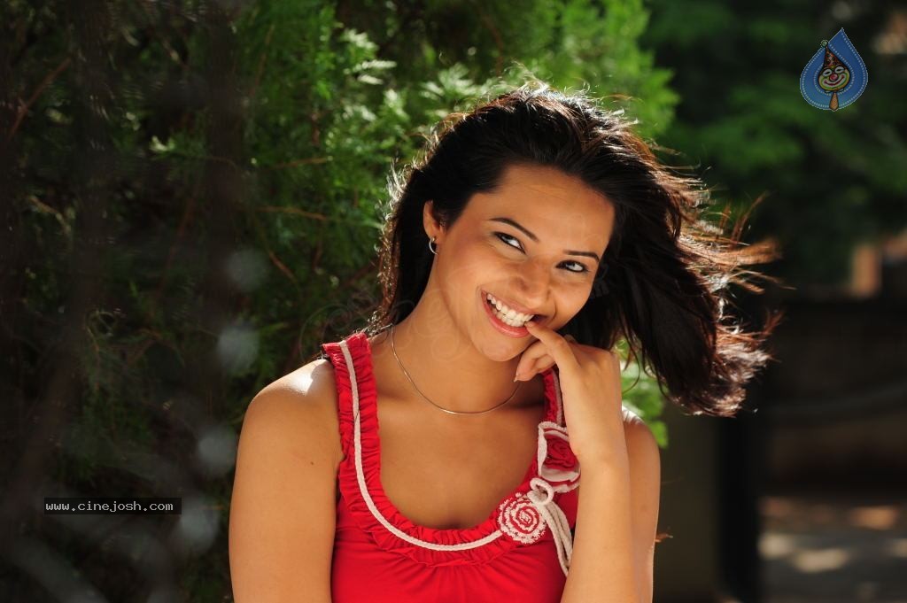 Isha Chawla Cute Photos - 44 / 86 photos