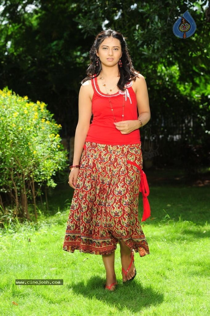 Isha Chawla Cute Photos - 70 / 86 photos