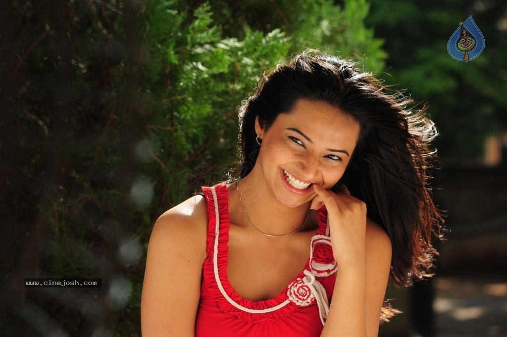 Isha Chawla Cute Photos - 78 / 86 photos