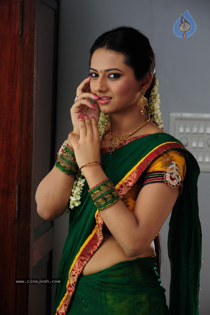 Isha Chawla Cute Stills - 14 / 71 photos