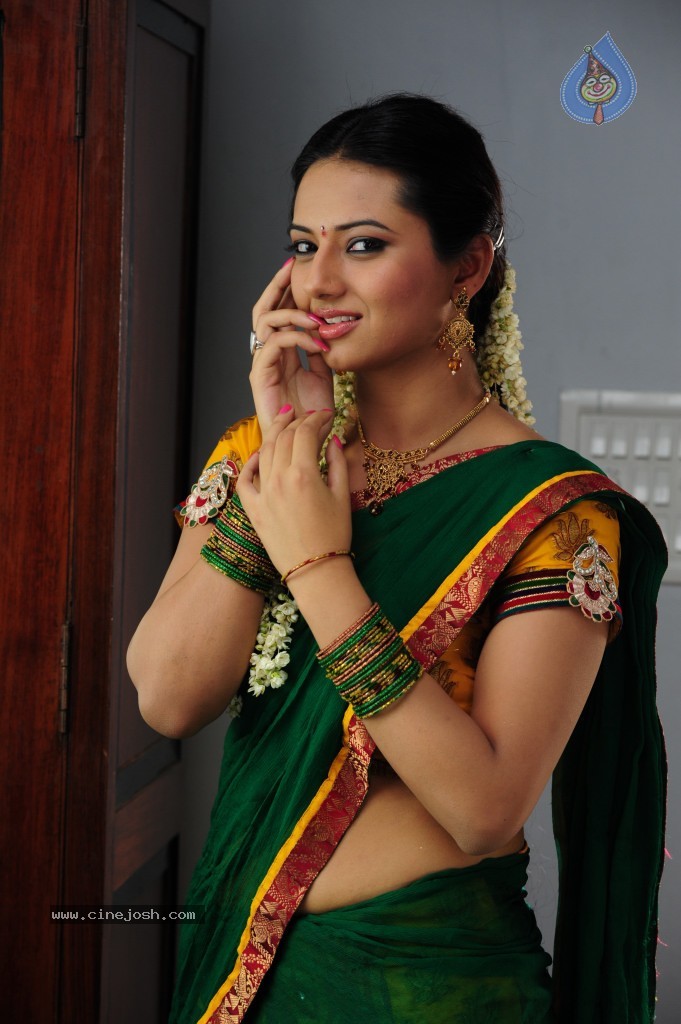 Isha Chawla Cute Stills - 16 / 71 photos