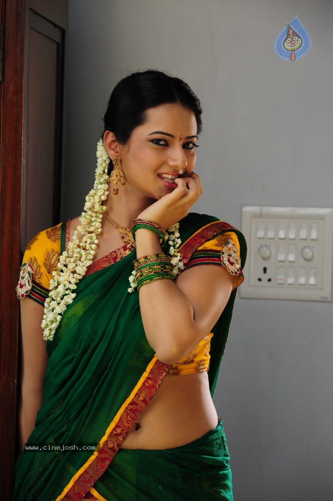 Isha Chawla Cute Stills - 25 / 71 photos