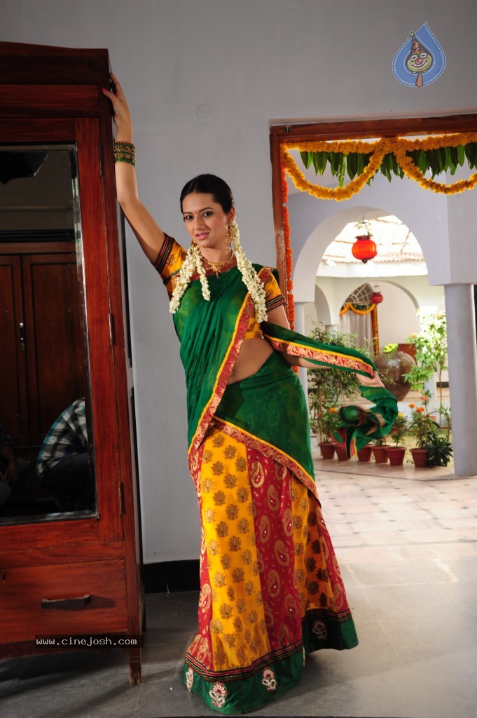 Isha Chawla Cute Stills - 26 / 71 photos