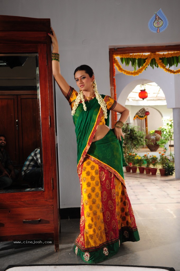 Isha Chawla Cute Stills - 39 / 71 photos