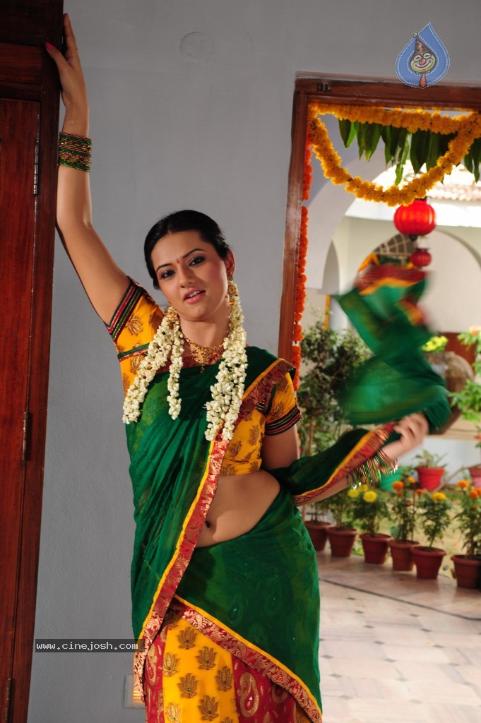 Isha Chawla Cute Stills - 40 / 71 photos