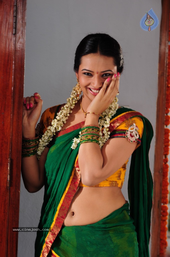 Isha Chawla Cute Stills - 45 / 71 photos