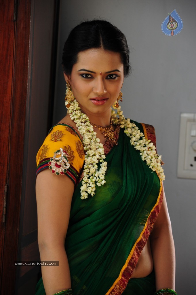 Isha Chawla Cute Stills - 48 / 71 photos