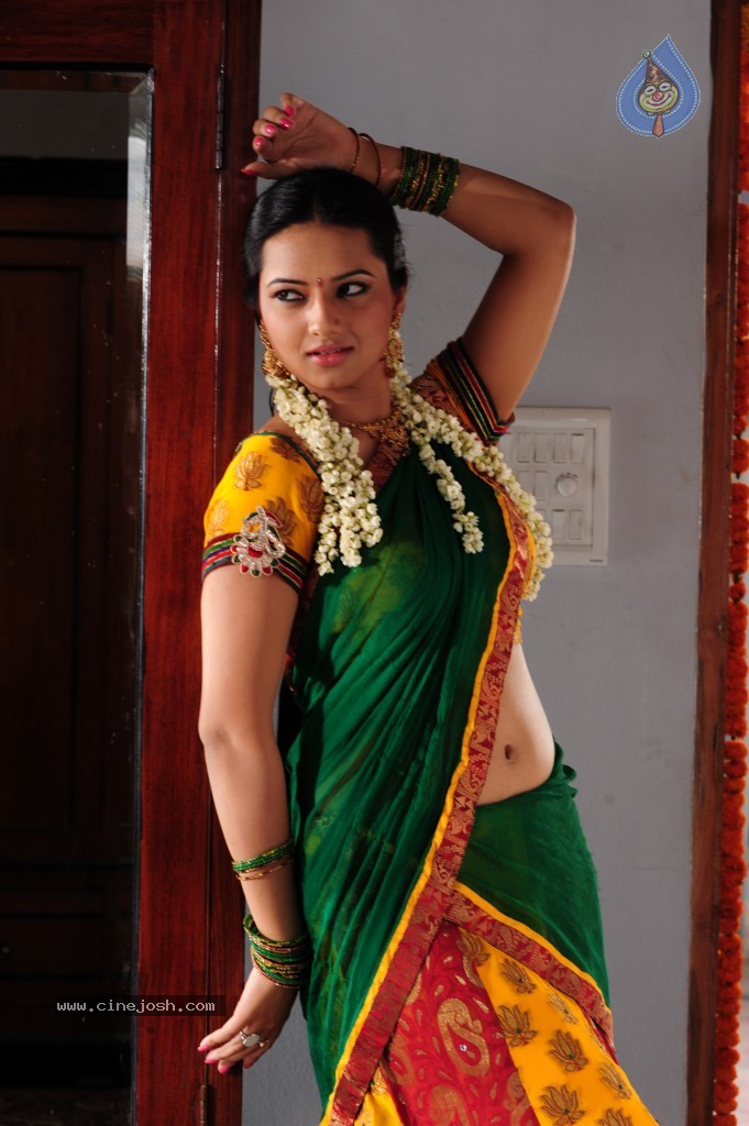 Isha Chawla Cute Stills - 50 / 71 photos