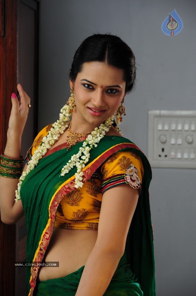 Isha Chawla Cute Stills - 59 / 71 photos