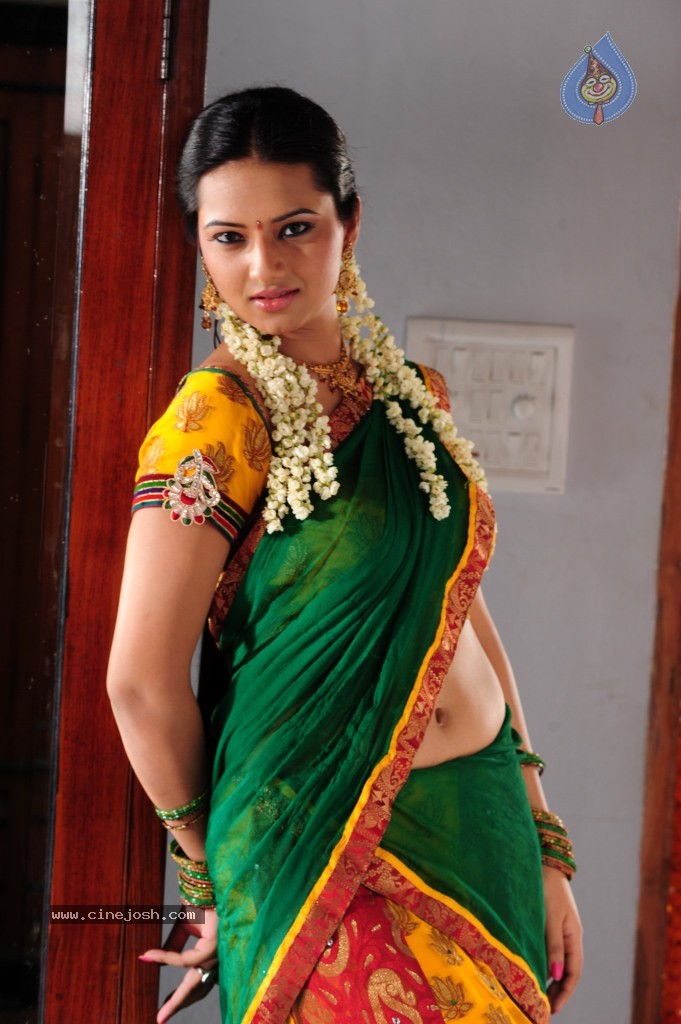 Isha Chawla Cute Stills - 61 / 71 photos