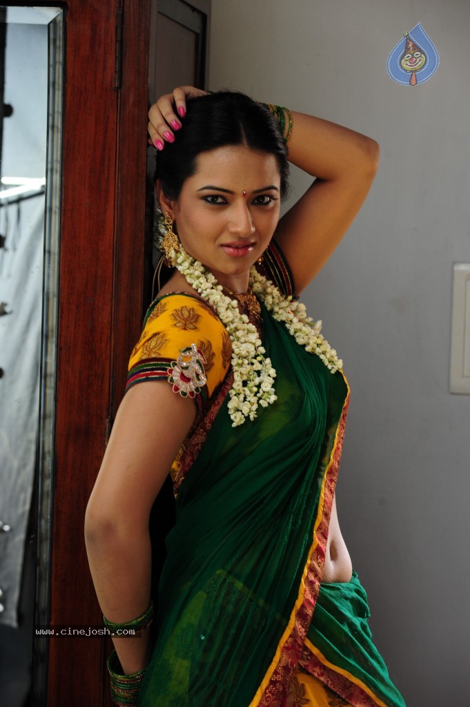 Isha Chawla Cute Stills - 71 / 71 photos