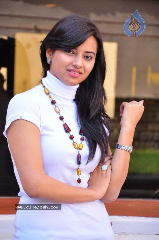 Isha Chawla Gallery - 36 / 61 photos