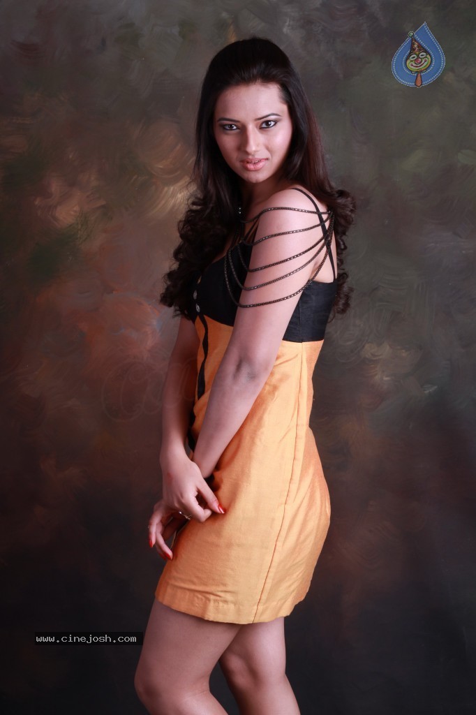 Isha Chawla Hot Photo Shoot - 24 / 89 photos