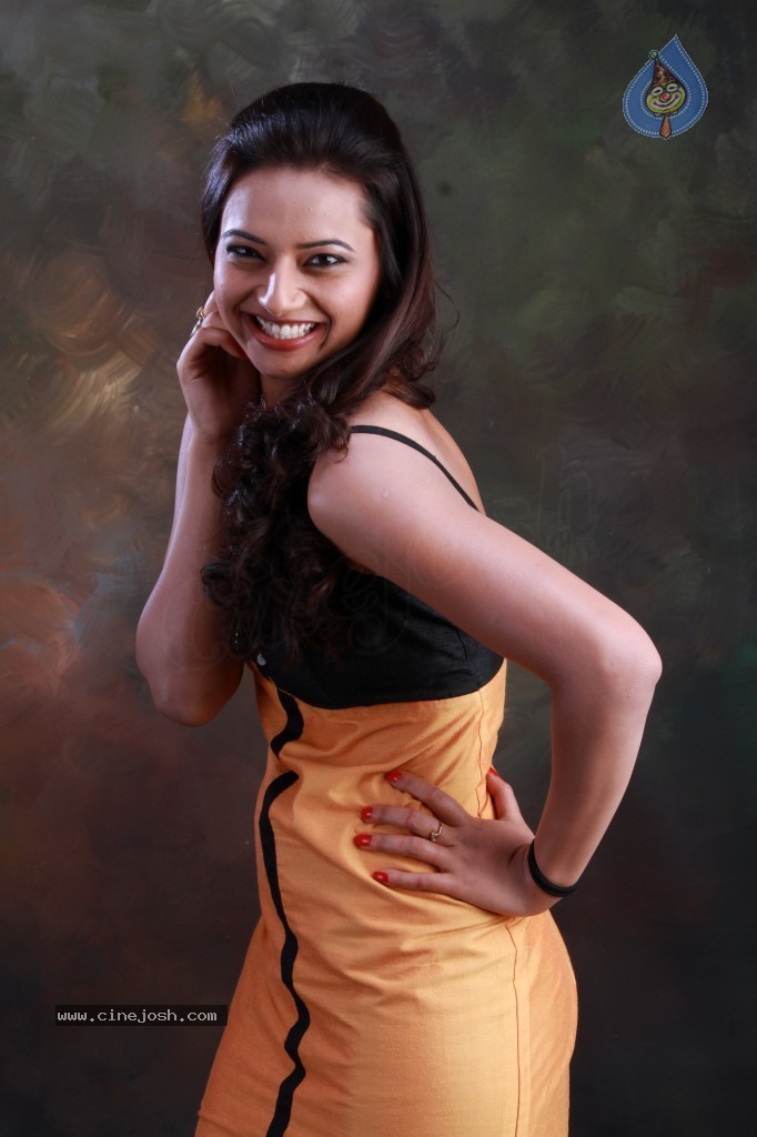 Isha Chawla Hot Photo Shoot - 37 / 89 photos