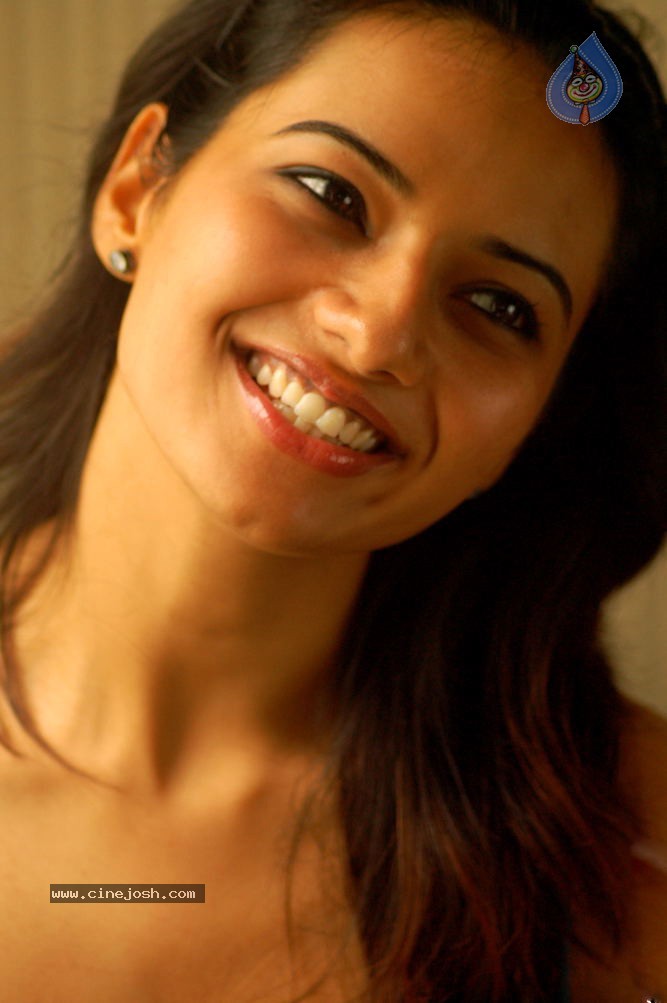 Isha Chawla Hot Stills - 6 / 17 photos