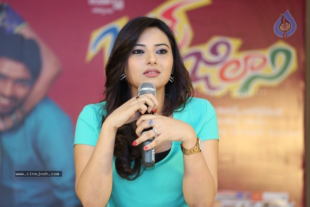 Isha Chawla Interview Stills - 33 / 109 photos