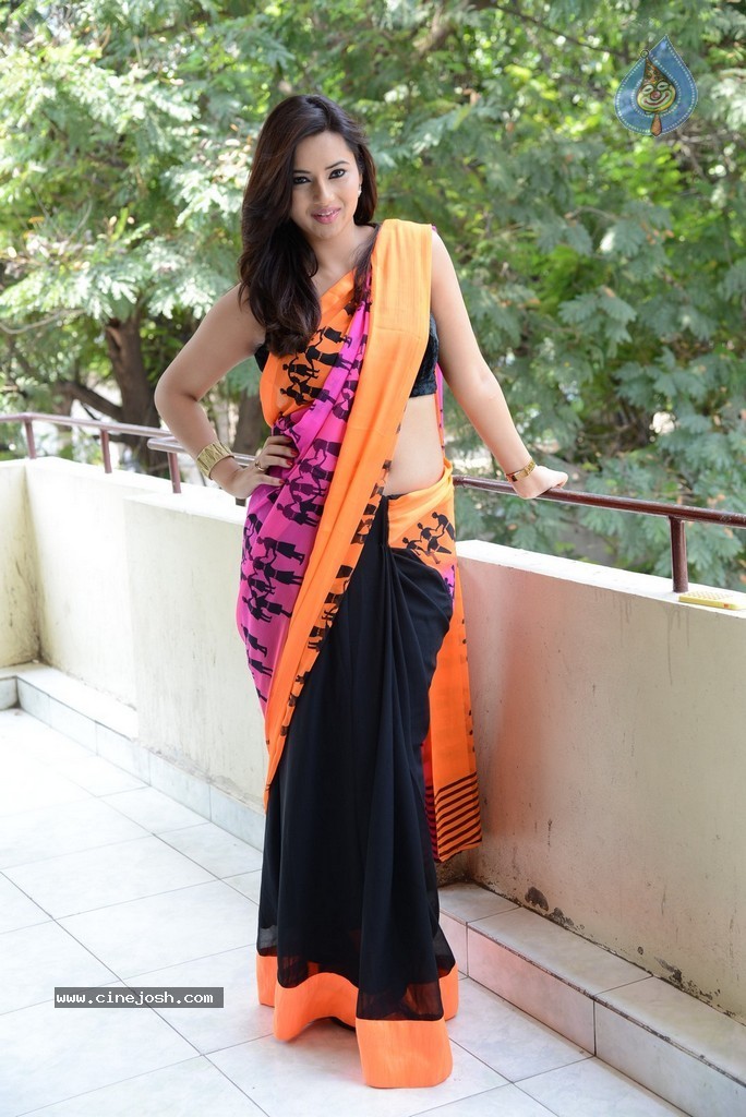 Isha Chawla Latest Hot Pics - 19 / 132 photos