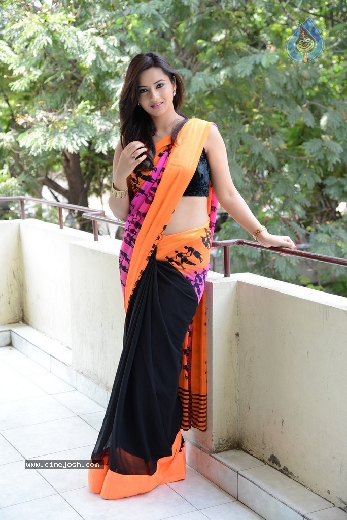 Isha Chawla Latest Hot Pics - 22 / 132 photos