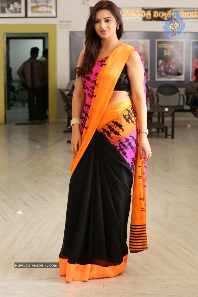 Isha Chawla Latest Hot Pics - 28 / 132 photos