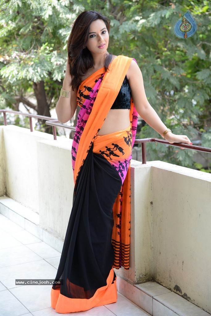 Isha Chawla Latest Hot Pics - 42 / 132 photos