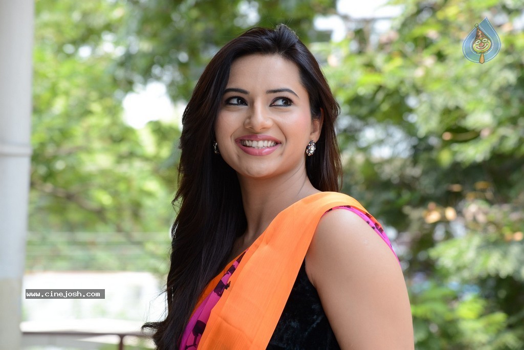 Isha Chawla Latest Hot Pics - 117 / 132 photos