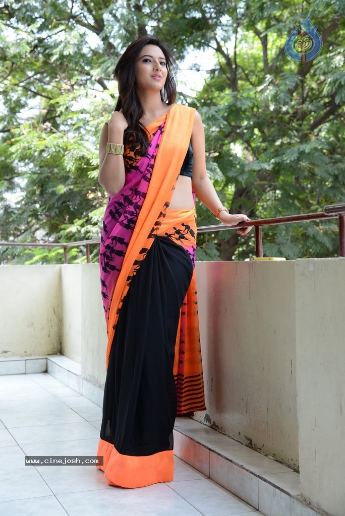 Isha Chawla Latest Hot Pics - 123 / 132 photos