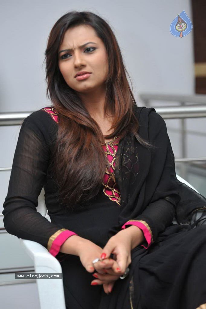 Isha Chawla Latest Stills - 22 / 66 photos