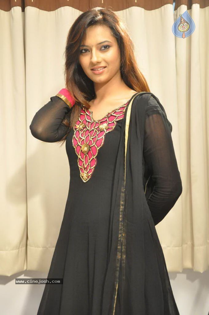 Isha Chawla Latest Stills - 23 / 66 photos