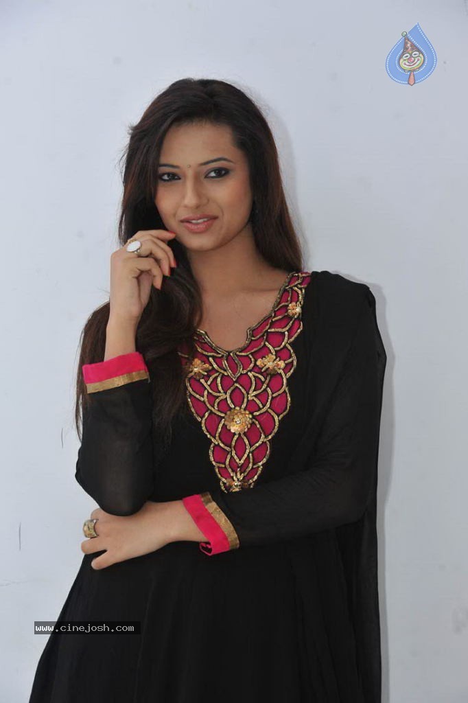 Isha Chawla Latest Stills - 24 / 66 photos
