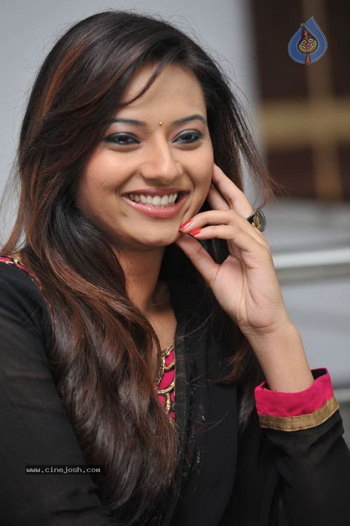 Isha Chawla Latest Stills - 25 / 66 photos