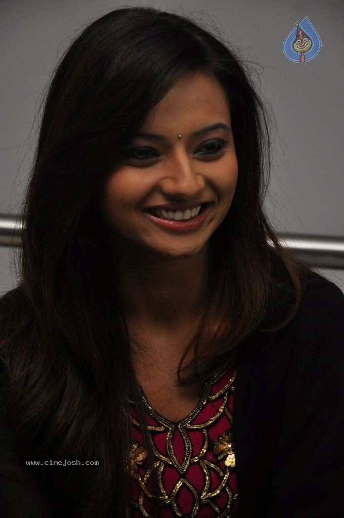 Isha Chawla Latest Stills - 32 / 66 photos