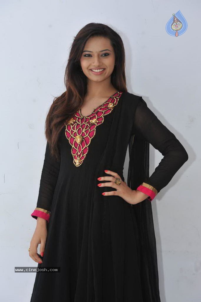 Isha Chawla Latest Stills - 46 / 66 photos