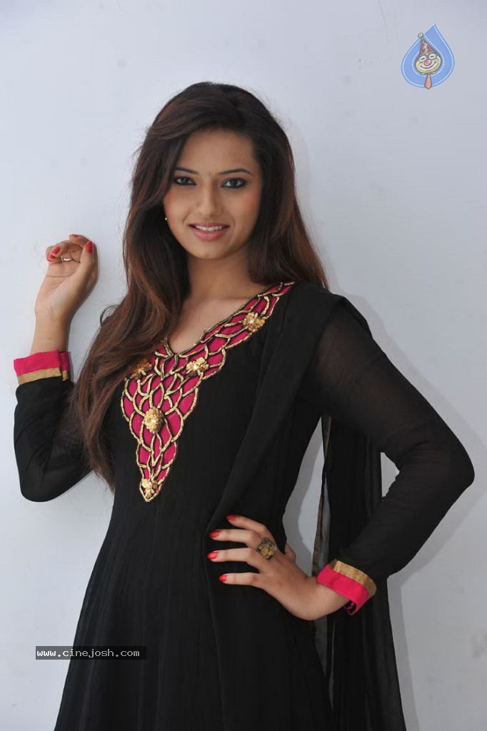 Isha Chawla Latest Stills - 65 / 66 photos