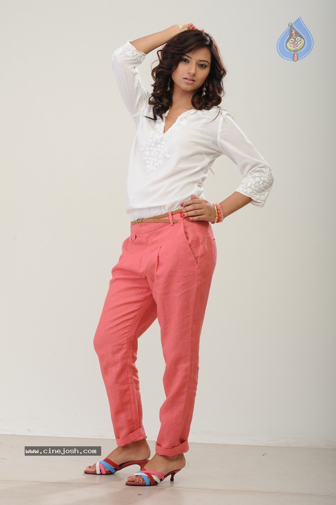 Isha Chawla New Gallery - 45 / 142 photos