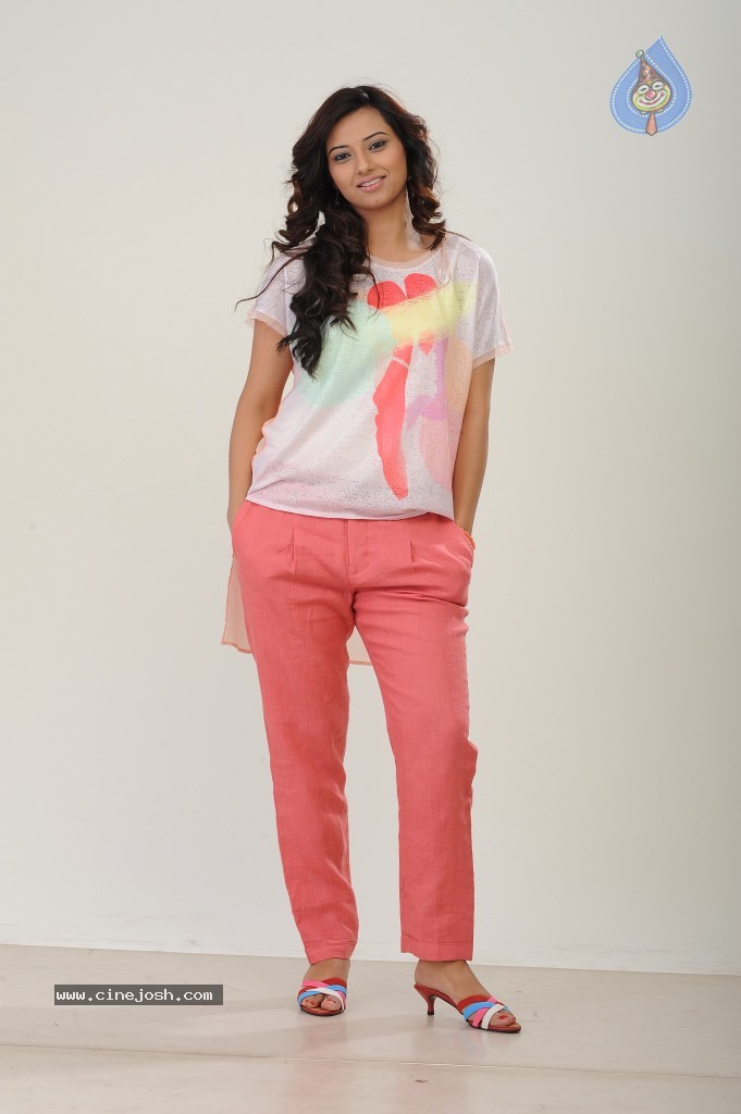 Isha Chawla New Gallery - 103 / 142 photos