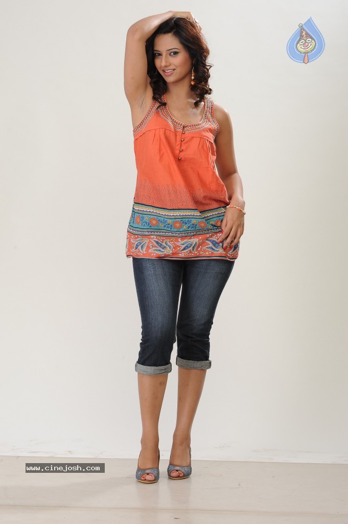 Isha Chawla New Gallery - 110 / 142 photos