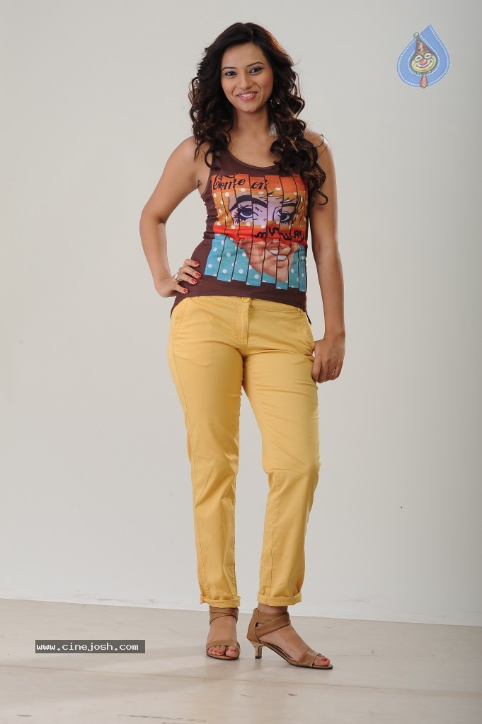 Isha Chawla New Gallery - 137 / 142 photos