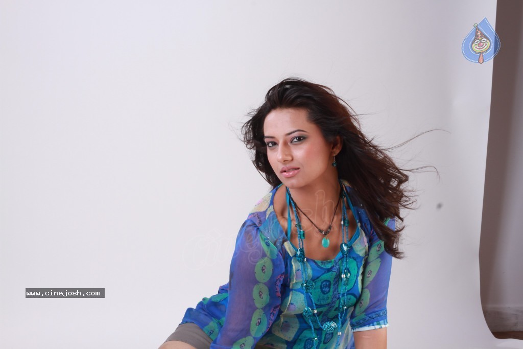 Isha Chawla New Photoshoot - 38 / 124 photos