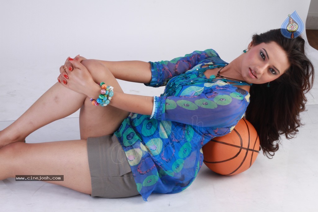 Isha Chawla New Photoshoot - 80 / 124 photos