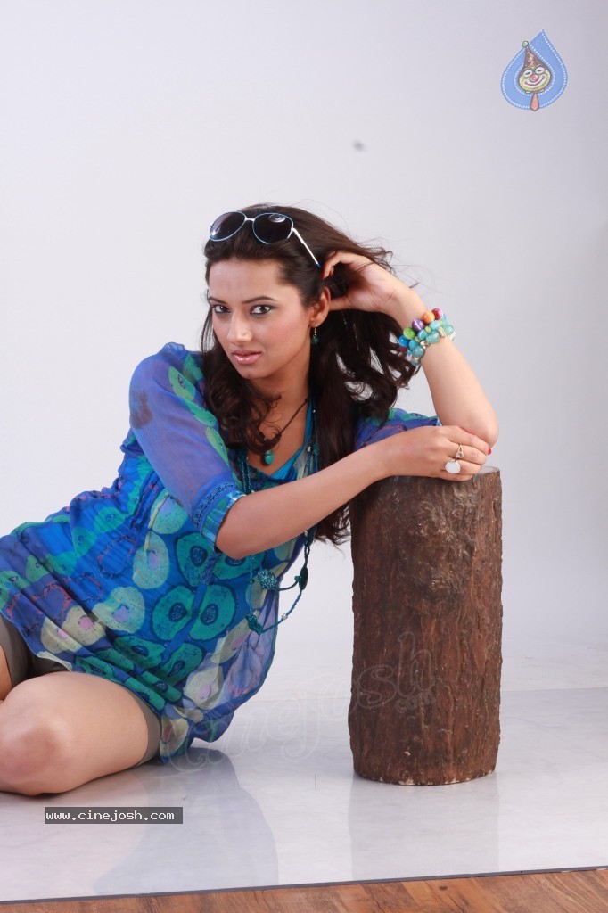 Isha Chawla New Photoshoot - 87 / 124 photos