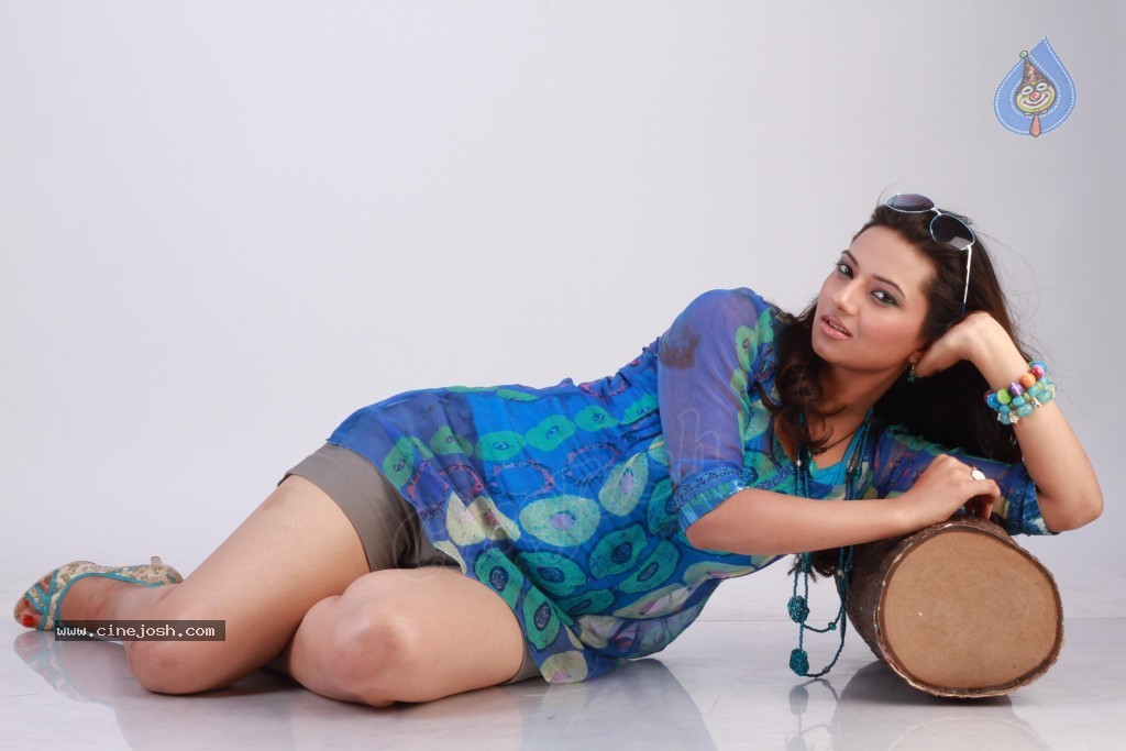Isha Chawla New Photoshoot - 110 / 124 photos