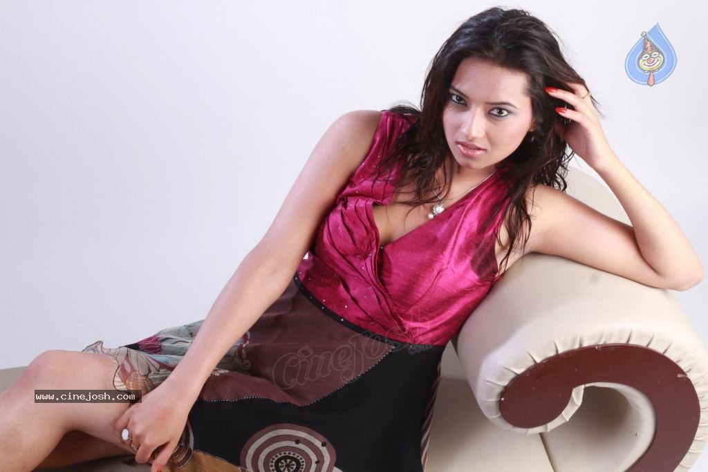 Isha Chawla New Photoshoot - 42 / 67 photos
