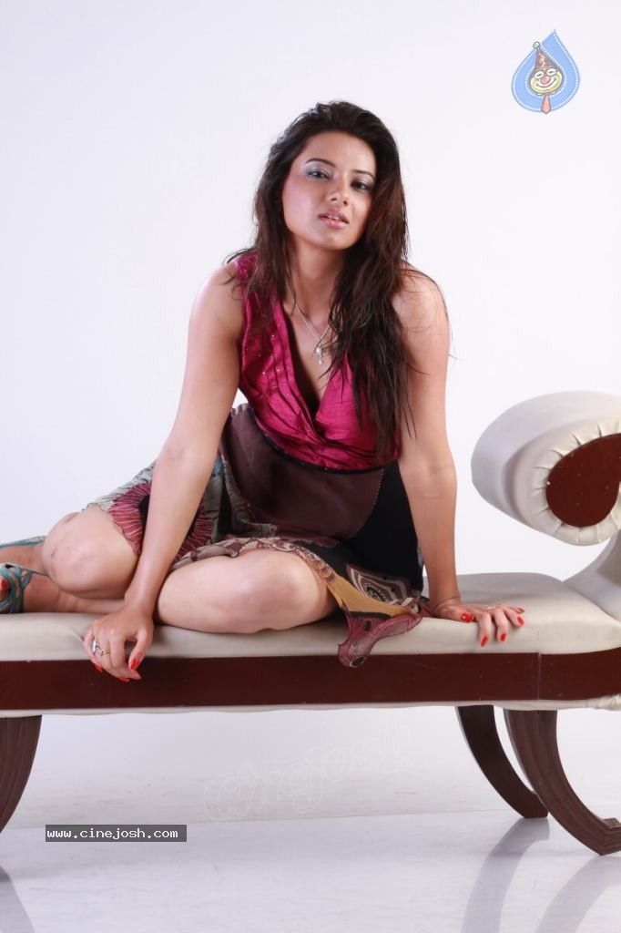 Isha Chawla New Photoshoot - 47 / 67 photos