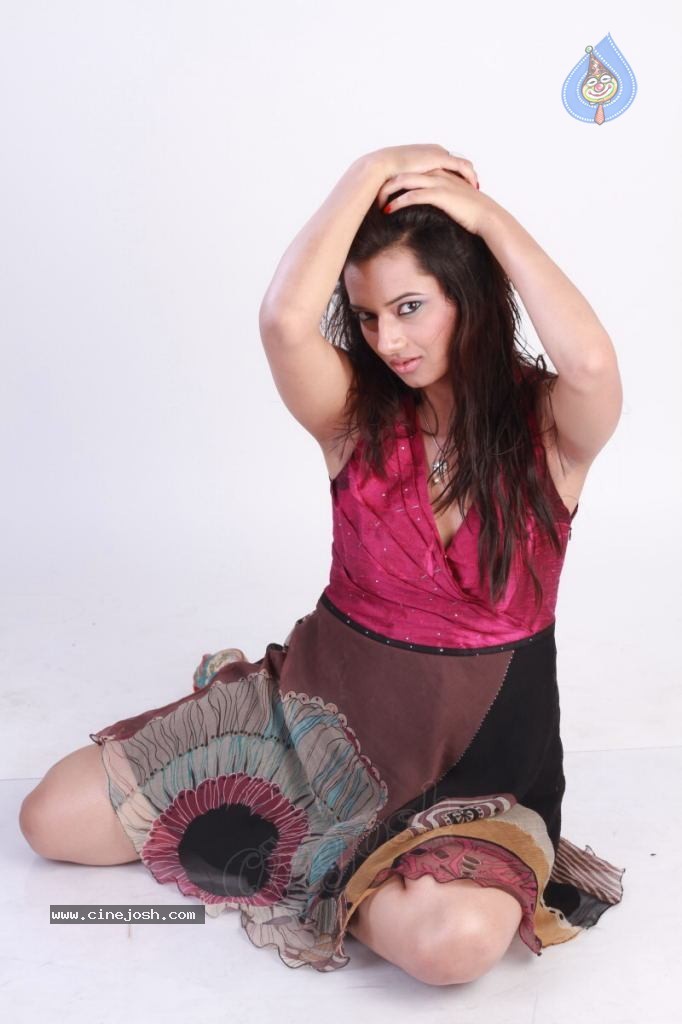 Isha Chawla New Photoshoot - 48 / 67 photos