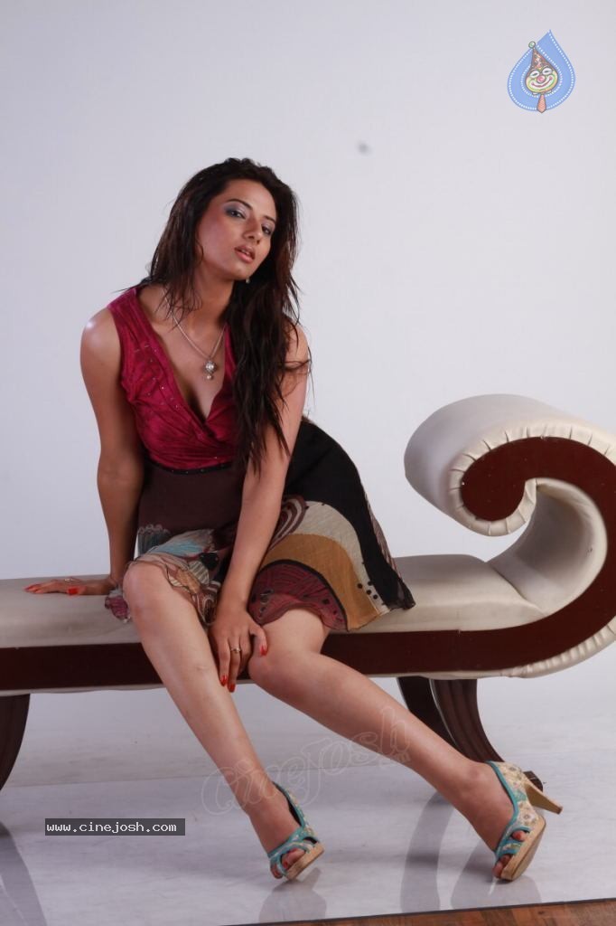 Isha Chawla New Photoshoot - 49 / 67 photos