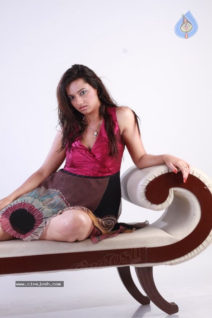 Isha Chawla New Photoshoot - 56 / 67 photos