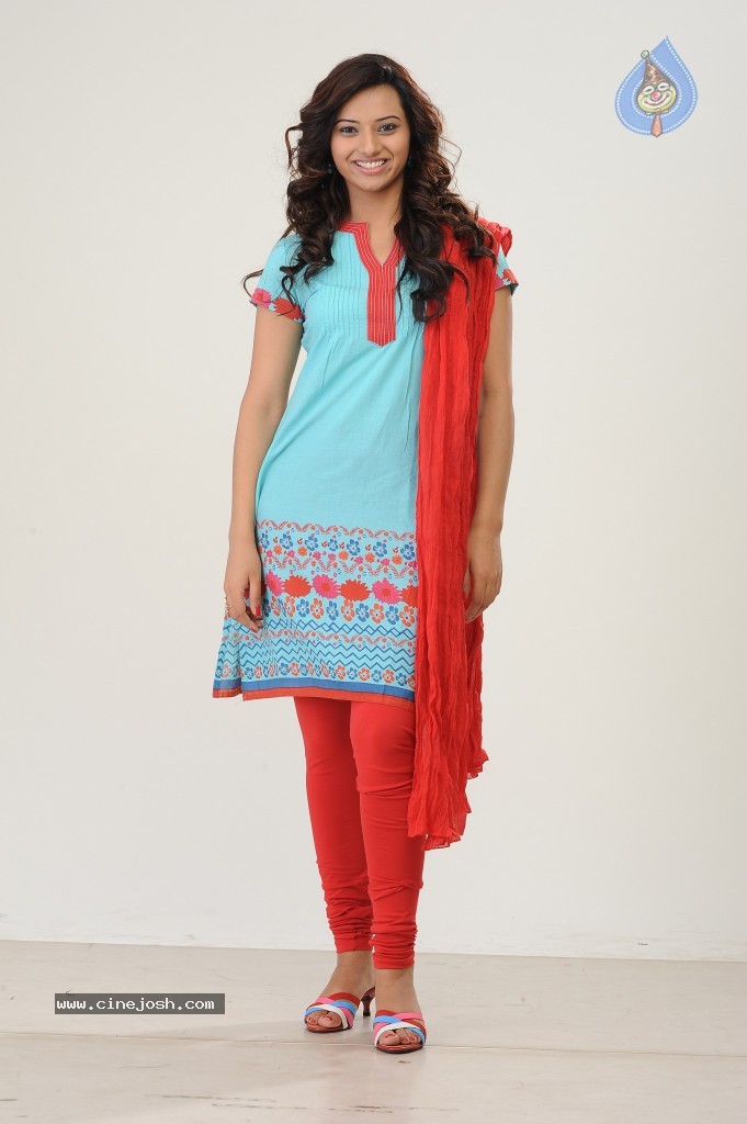 Isha Chawla New Pics - 19 / 42 photos