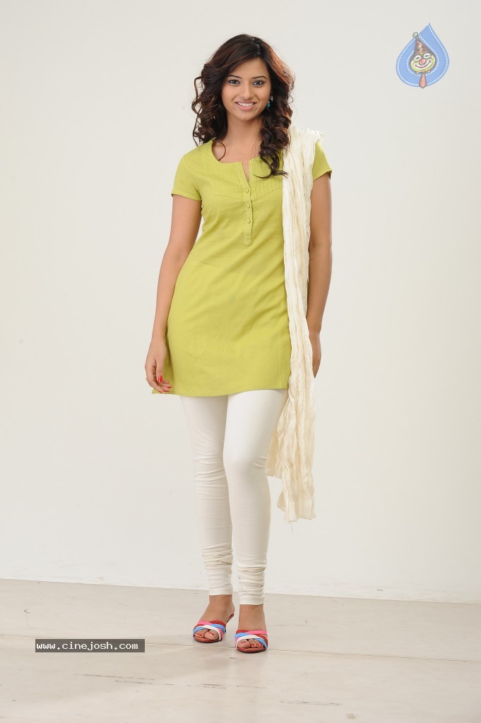 Isha Chawla New Pics - 23 / 42 photos