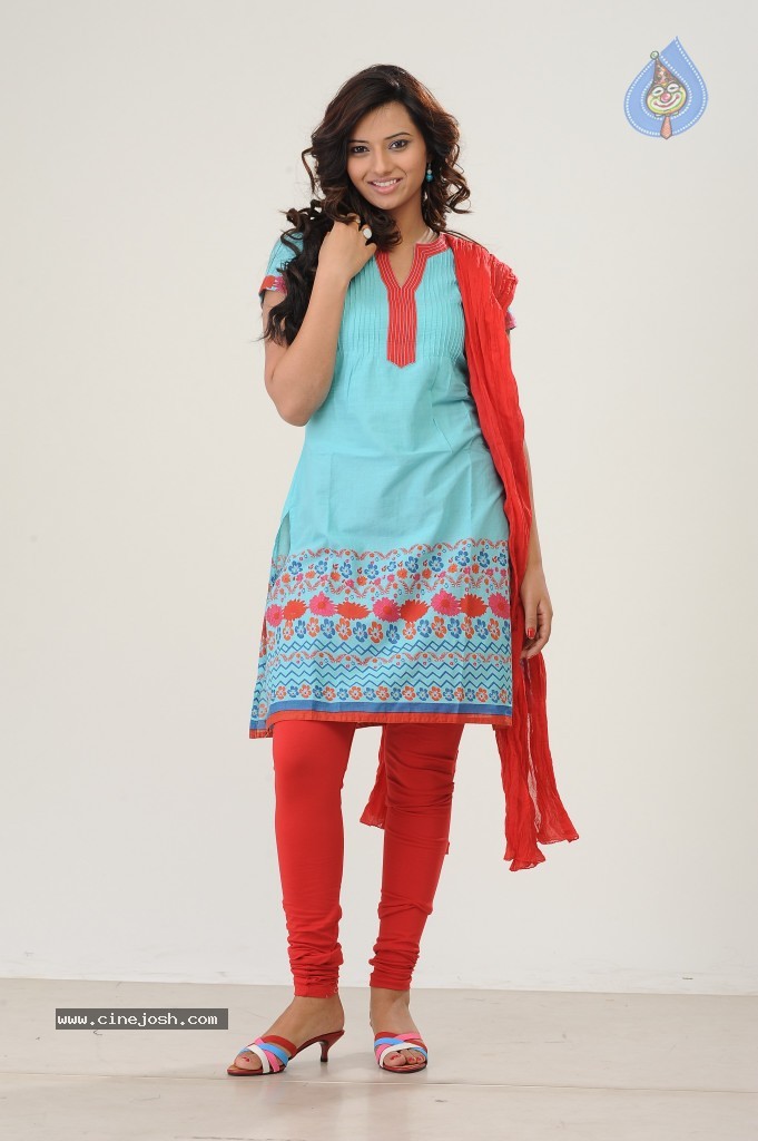 Isha Chawla New Pics - 26 / 42 photos